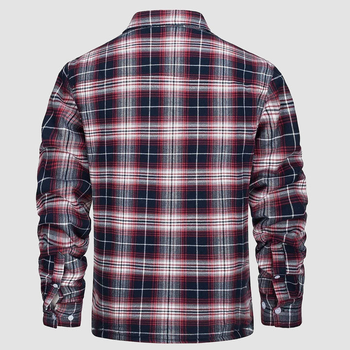 Uomo indossa giacca camicia casual a figura intera, con tasche, look autunnale completo e alla moda.