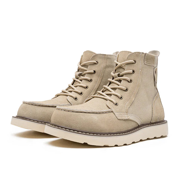 Stivali uomo impermeabili beige con punta moc, ideali per l'inverno e look casual resistenti.