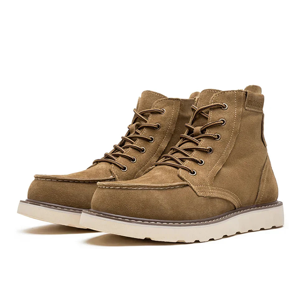 Stivali uomo robusti con suola spessa, perfetti come calzature invernali e scarpe resistenti.