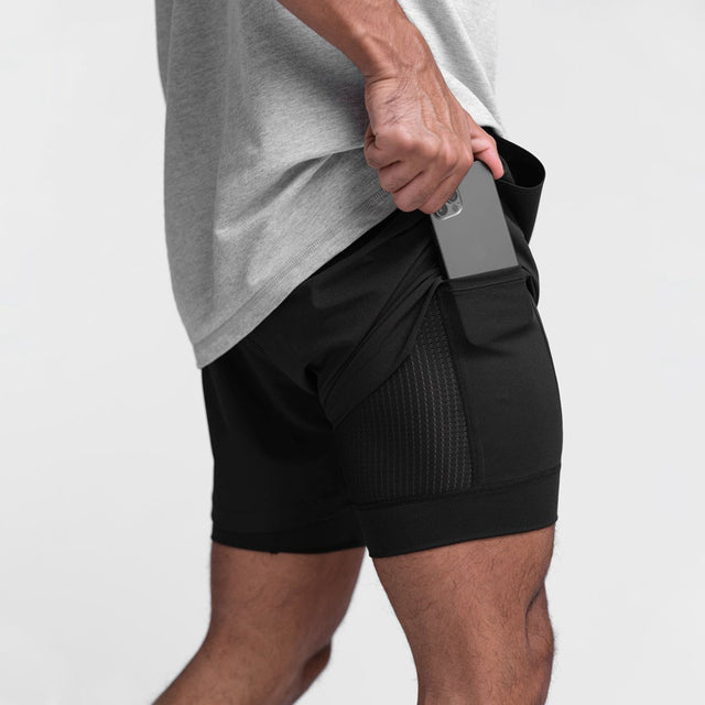 Shorts uomo fitness con fodera elastica e tessuto traspirante, essenziali per sport estivi e comfort.