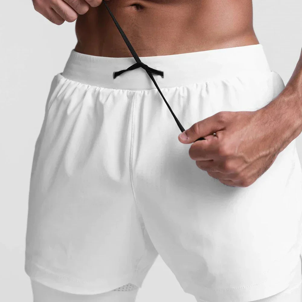 Shorts da uomo in tessuto traspirante per performance ottimali durante allenamenti e sport estivi.