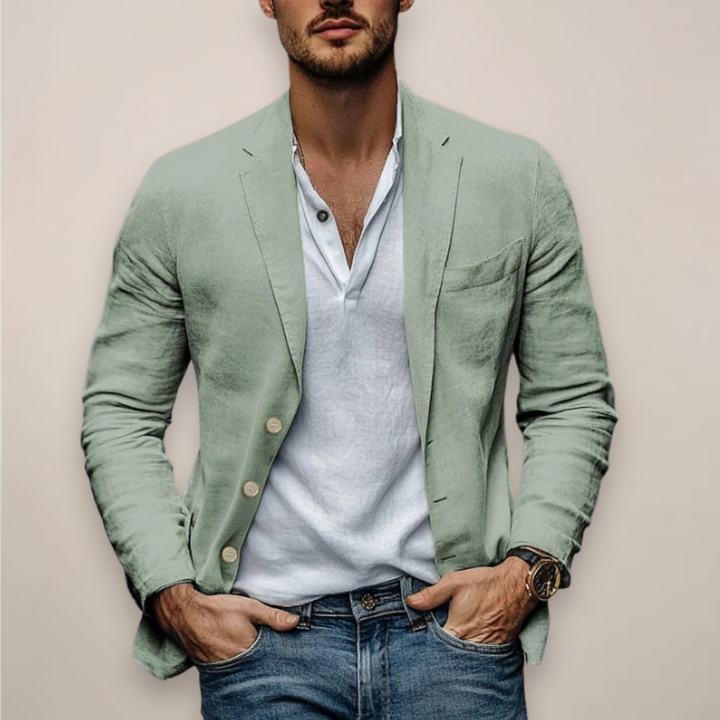 Abbigliamento uomo estivo leggero: completo con camicia a zip e shorts per un look casual-chic in vacanza.