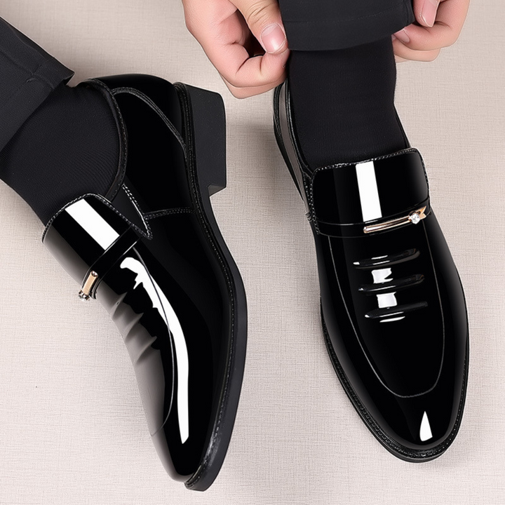 Scarpe eleganti uomo: mocassini neri slip-on con fibbia, perfetti per occasioni formali e casual chic.