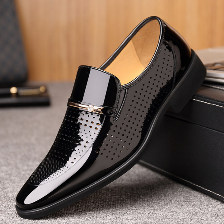 Mocassini slip-on uomo, con fibbia in metallo, perfetti per abiti formali o casual di tendenza.