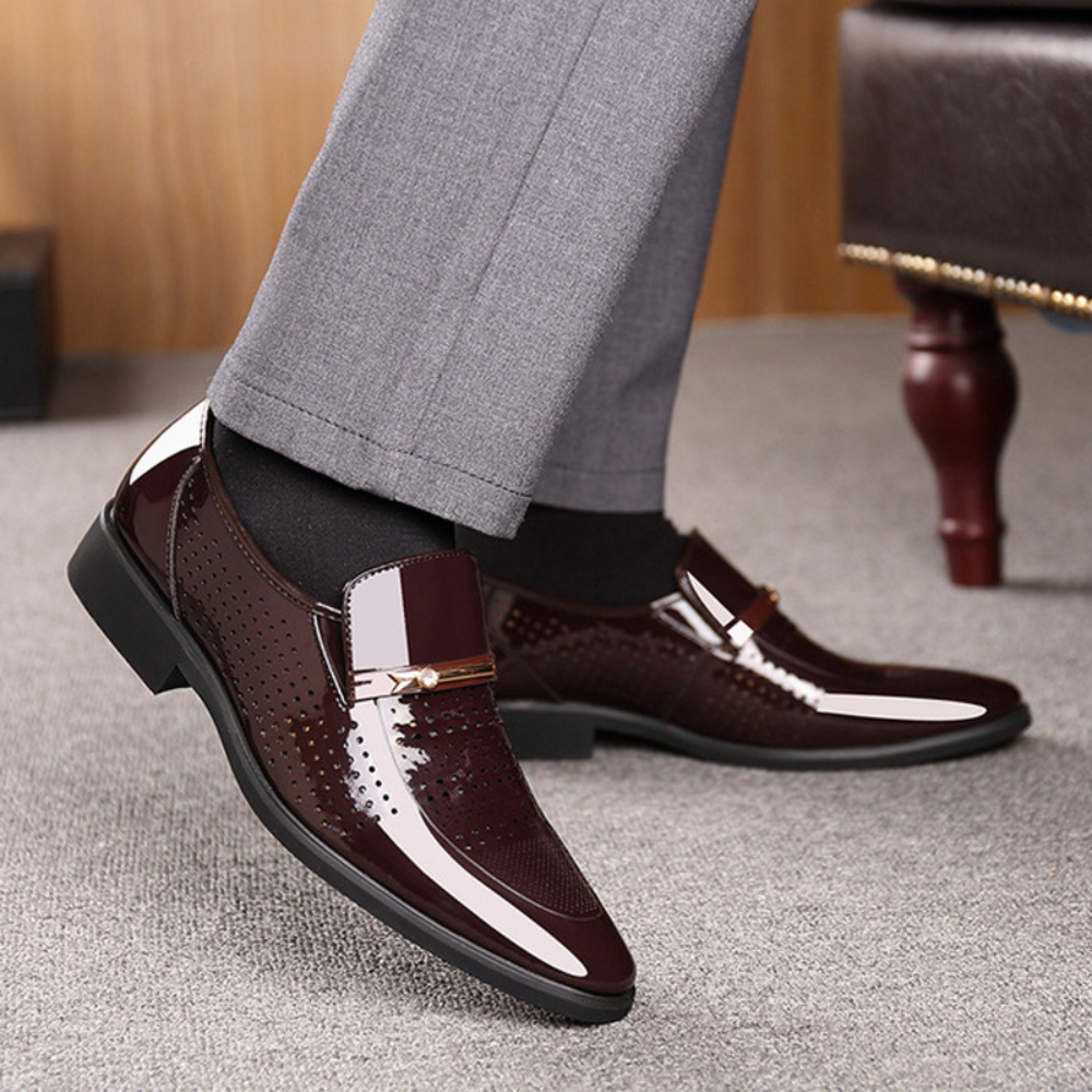 Mocassini uomo raffinati, con fibbia frontale, in effetto pelle per un look formale o casual sofisticato.