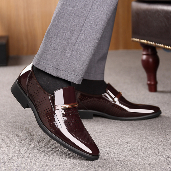 Mocassini uomo raffinati, con fibbia frontale, in effetto pelle per un look formale o casual sofisticato.
