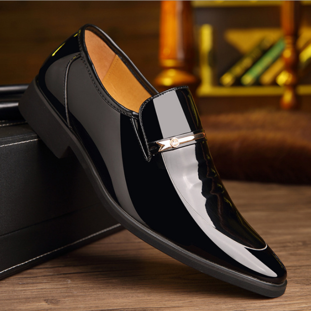 Mocassini casual uomo slip-on, effetto pelle marrone con fibbia, scarpe comode per look affari.