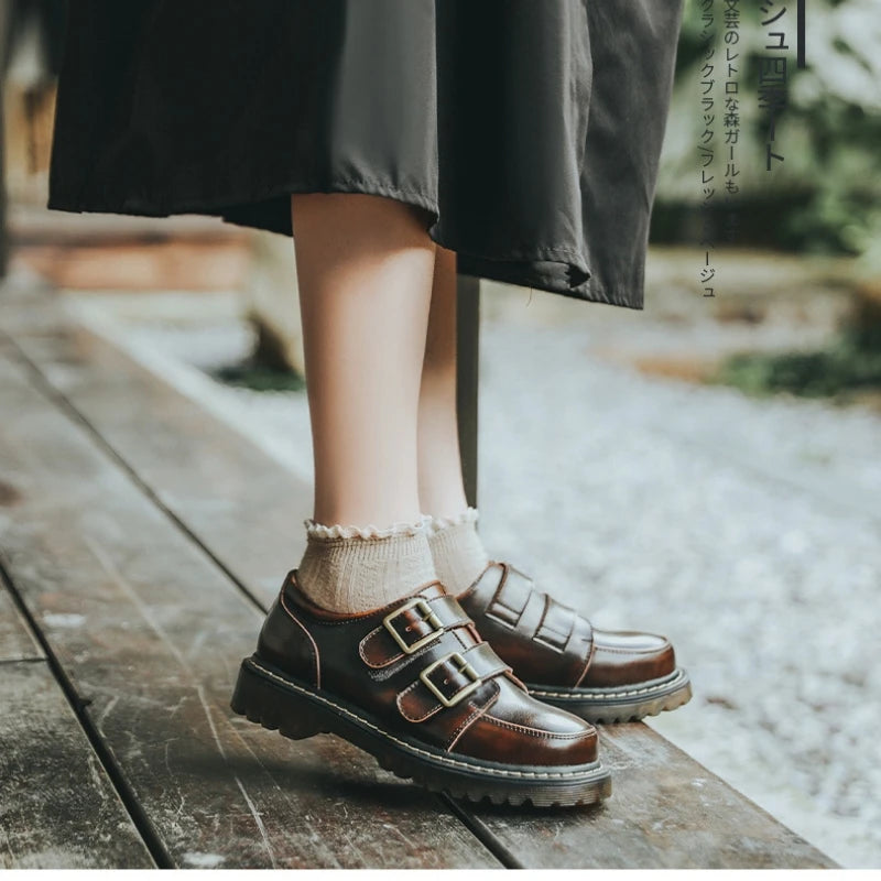 Mocassini donna comodi con fibbia e dettagli brogue, versatili per il look da ufficio o tempo libero.