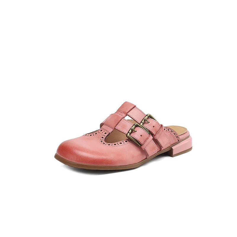 Dettaglio brogue su zoccoli da donna con fibbia, scarpe eleganti e comode per ogni occasione.