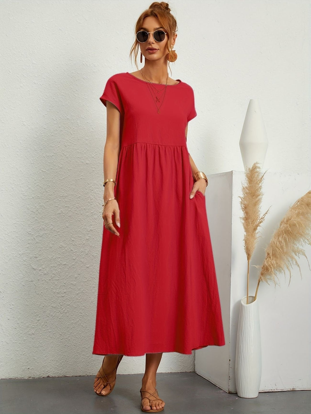 Abito estivo midi donna, design moderno e confortevole. Perfetto per le giornate più calde.