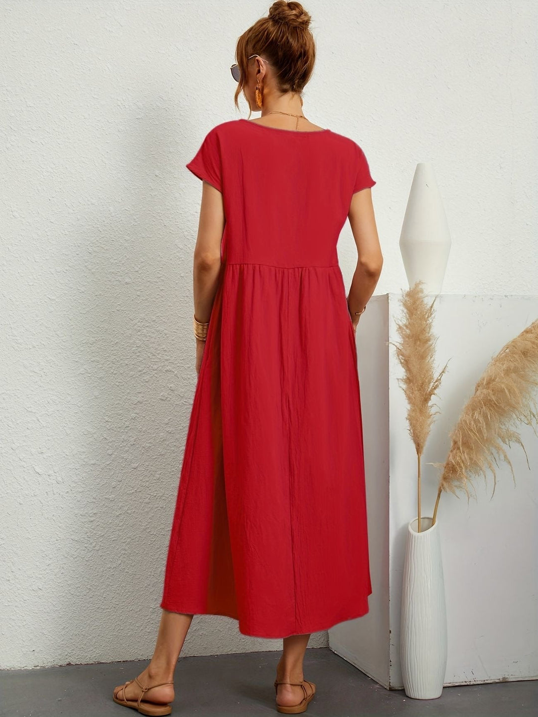 Elegante vestito midi per occasioni speciali, perfetto per la primavera e le serate estive.