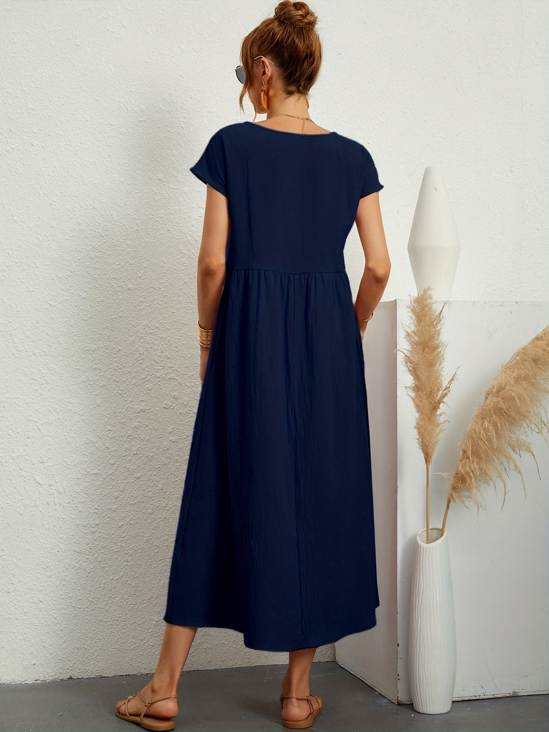 Elegante abito midi da donna, perfetto per serate e cerimonie primaverili ed estive.