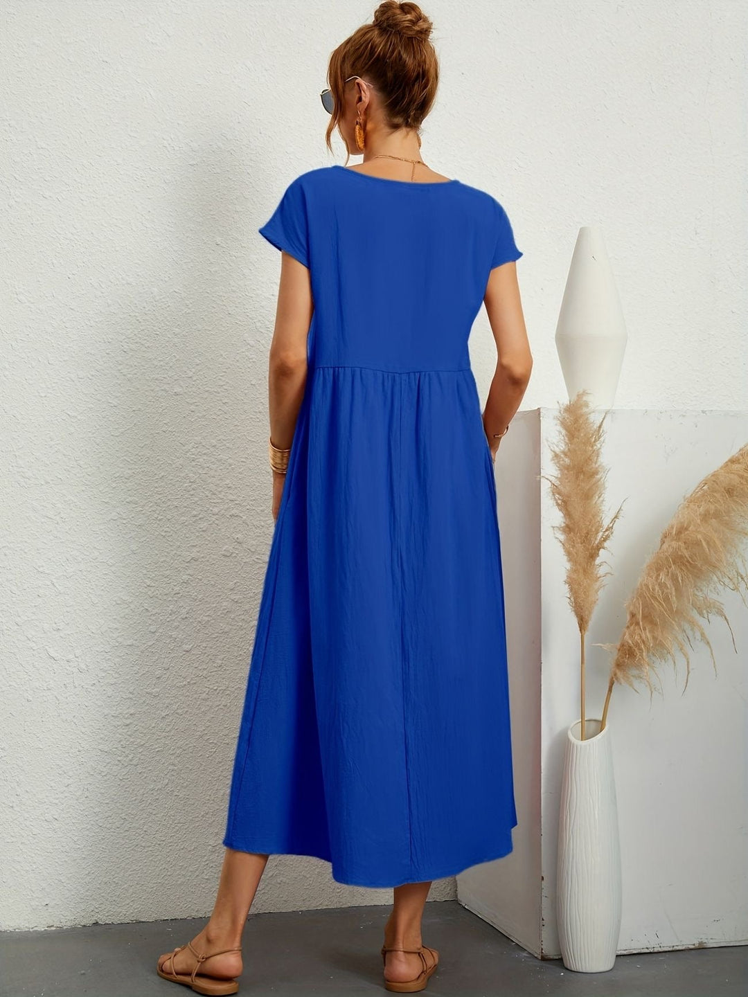 Vestito midi donna, stile senza tempo per la moda primavera estate. Versatile e moderno.