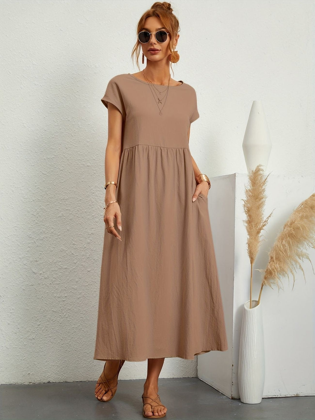 Vestito midi da donna, comodo e alla moda. Perfetto per le giornate estive e primaverili.