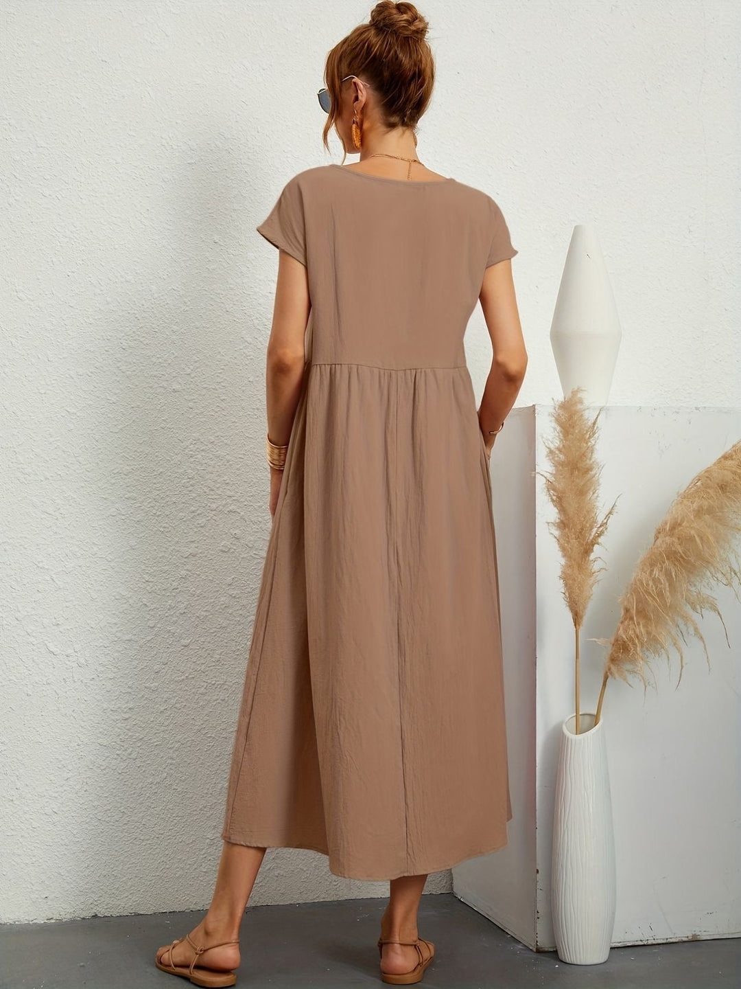 Abito midi estivo per donna, ideale per un look versatile e raffinato. Scegli il comfort chic.