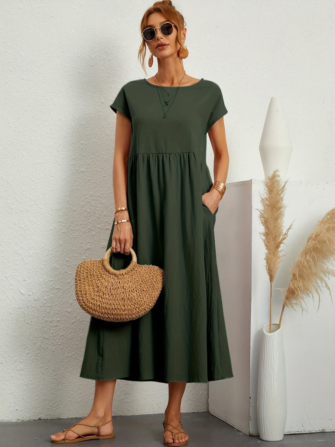 Vestito midi elegante per l'estate, ideale per cerimonie o cene. Stile impeccabile e chic.