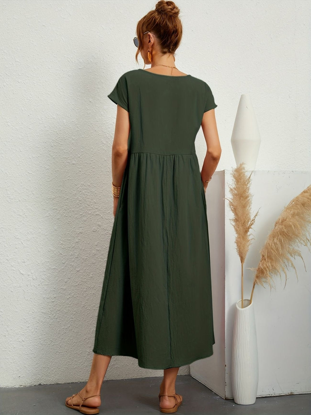 Abito midi elegante per eventi all'aperto, comodo e chic. Moda donna primaverile estiva.