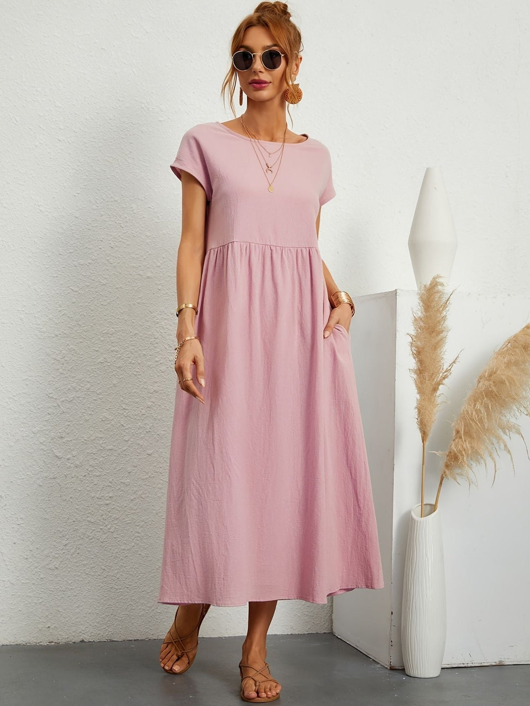 Vestito midi da donna, must-have estivo per uno stile impeccabile. Perfetto per ogni occasione.