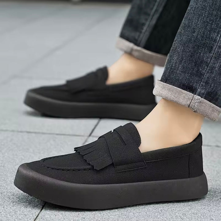 Calzature uomo primaverili/estive: mocassini slip-on con frange. Stile elegante e comfort imbottito.