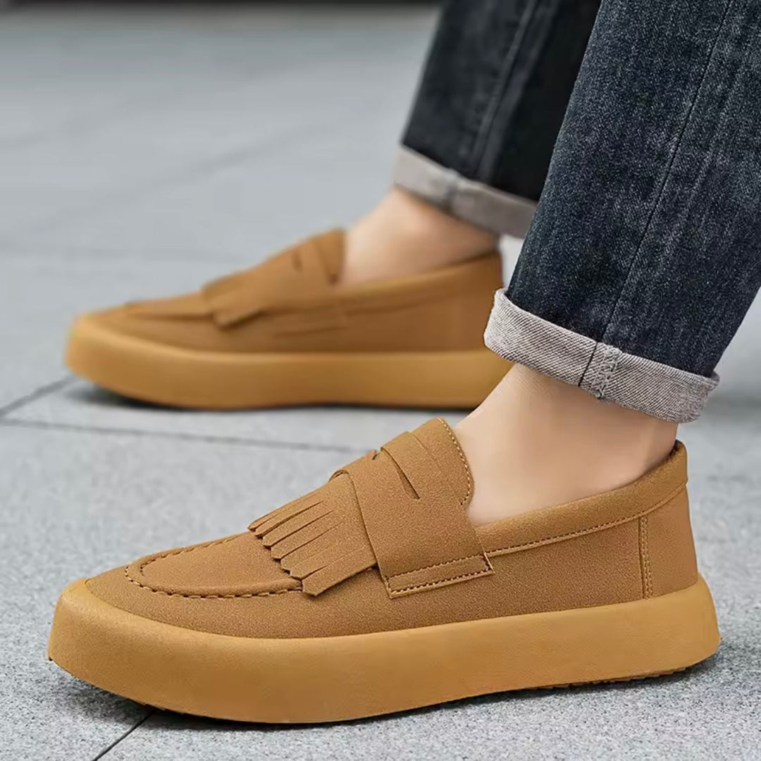 Mocassini uomo con frange, design slip-on facile da indossare. Scarpe casual eleganti per un tocco di stile.