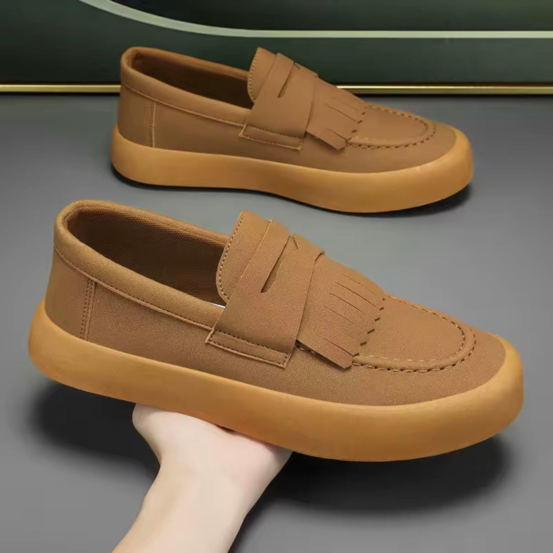 Mocassini uomo slip-on eleganti con frange e comfort imbottito. Perfetti per stile casual e quotidiano.