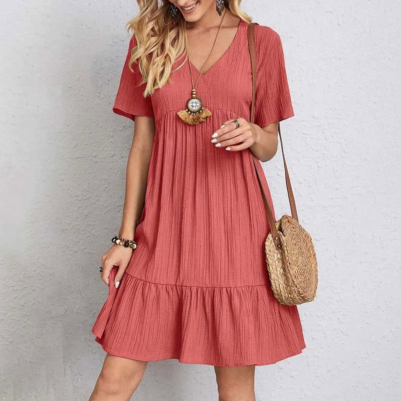 Vestito corto estivo casual-boho donna, con scollo a V e design fluido a balze. Ideale per il giorno.