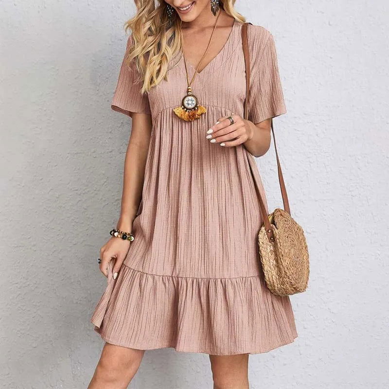 Vestito corto estivo donna, modello mini, con scollo a V e balze per un look fresco e alla moda.