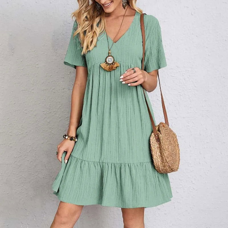 Mini abito estivo fluido donna con scollo a V e balze svolazzanti, ideale per un look boho chic di primavera/estate.