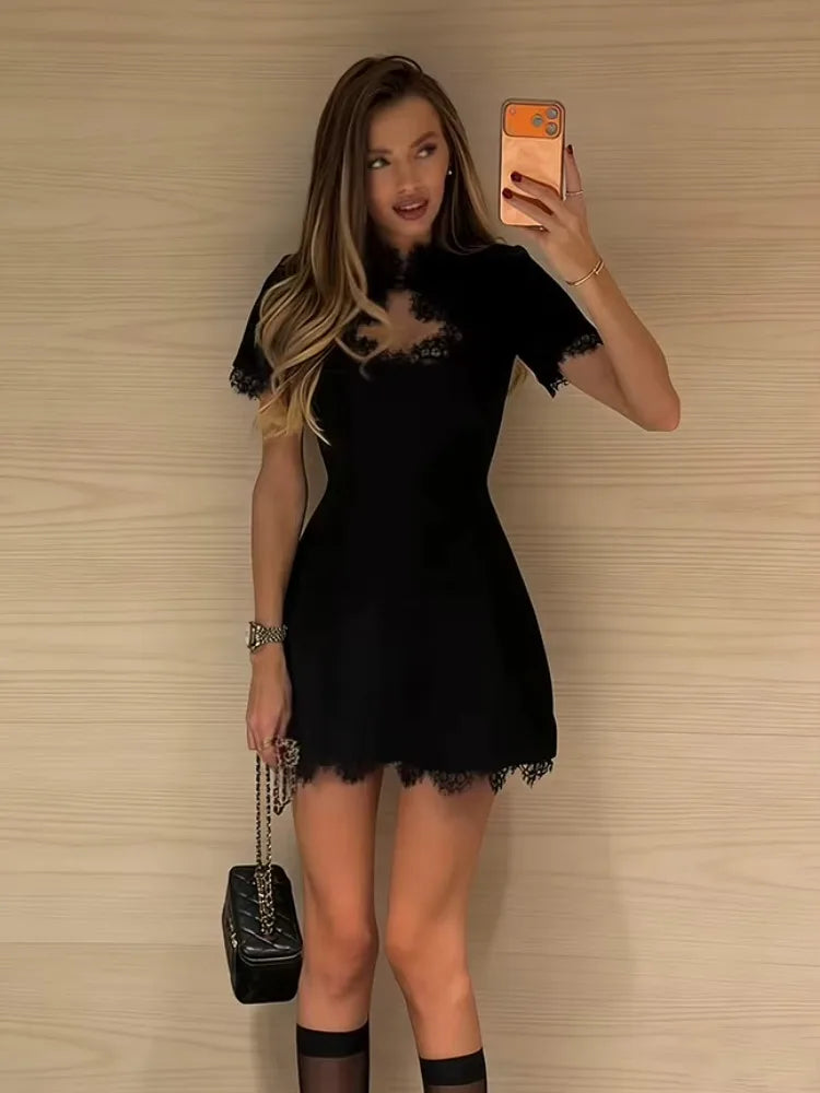 Miniabito aderente nero da donna con scollo e cut-out laterali, per un outfit da serata elegante.