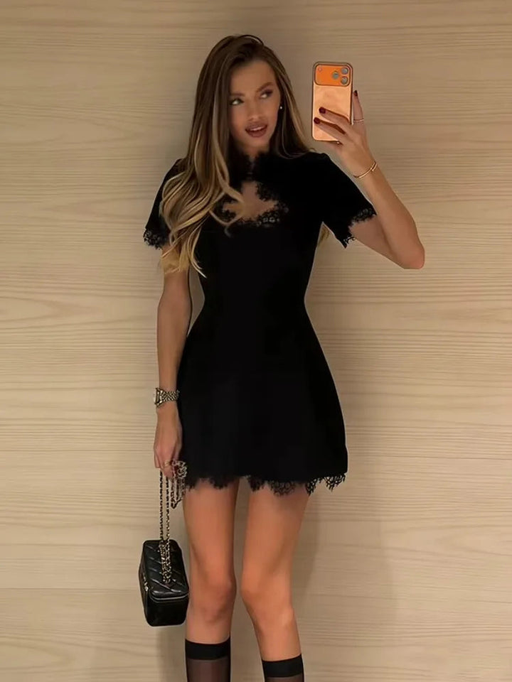 Miniabito aderente nero da donna con scollo e cut-out laterali, per un outfit da serata elegante.