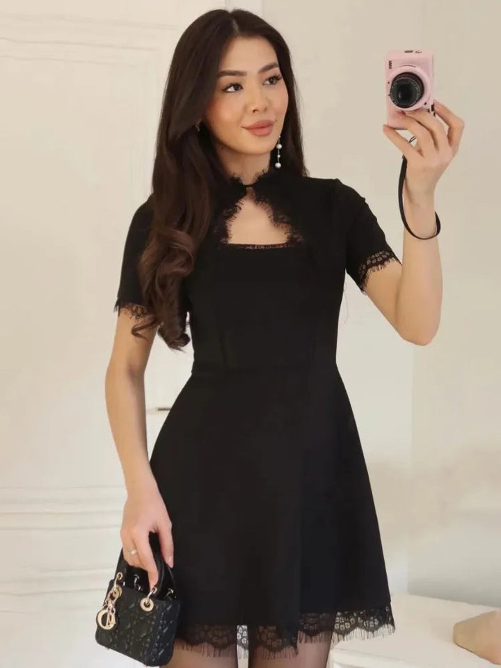 Miniabito donna nero aderente e audace, con raffinati dettagli cut-out, perfetto per un look da sera.