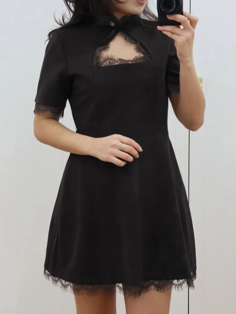 Miniabito aderente donna nero con cut-out raffinati e design audace. Perfetto per serate glamour.