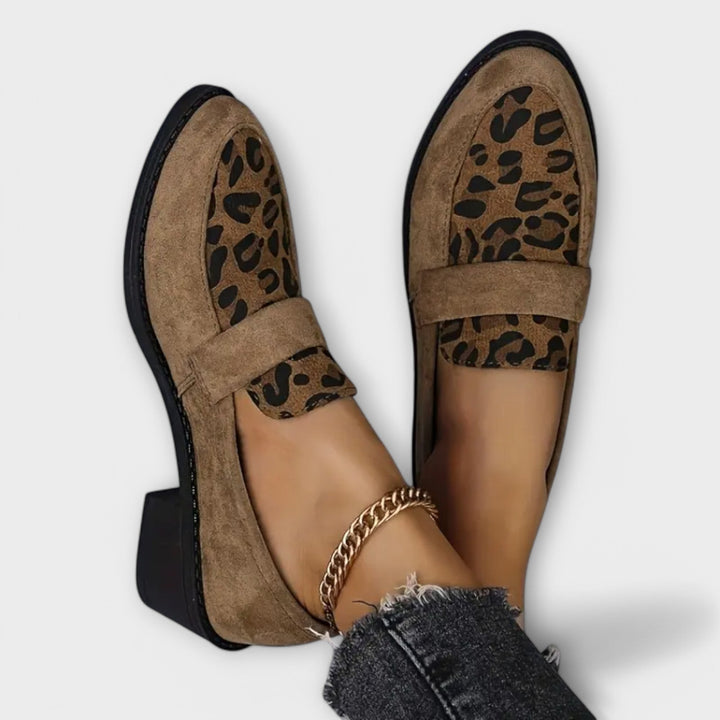 Eleganti mocassini donna leopardati, stampa animale, con suola flessibile. Scarpe comode per moda e comfort quotidiano.