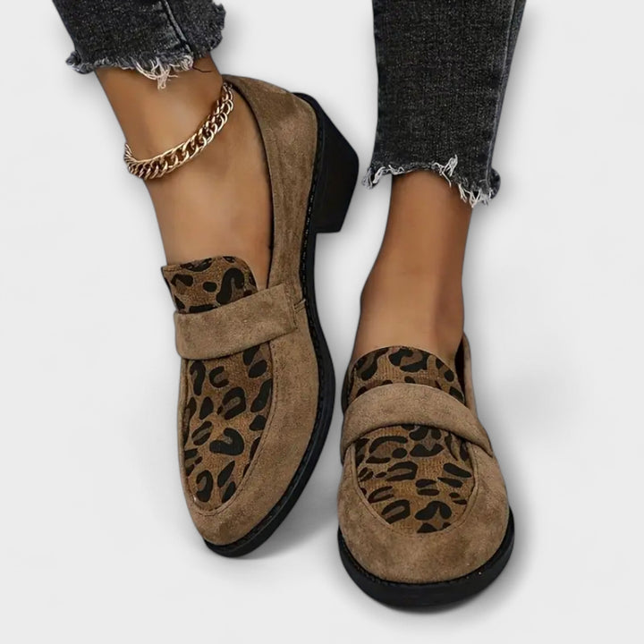 Calzature donna: mocassini leopardati, stampa animale. Scarpe casual slip-on con suola flessibile per comfort quotidiano.