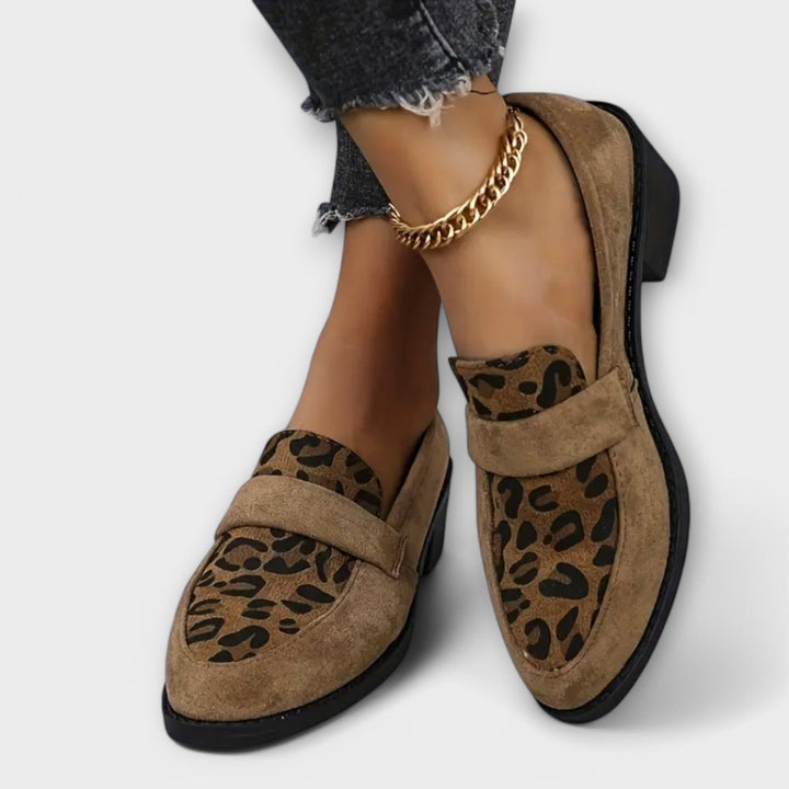 Mocassini donna alla moda con stampa leopardata. Design slip-on, suola flessibile per comfort e stile casual-elegante.