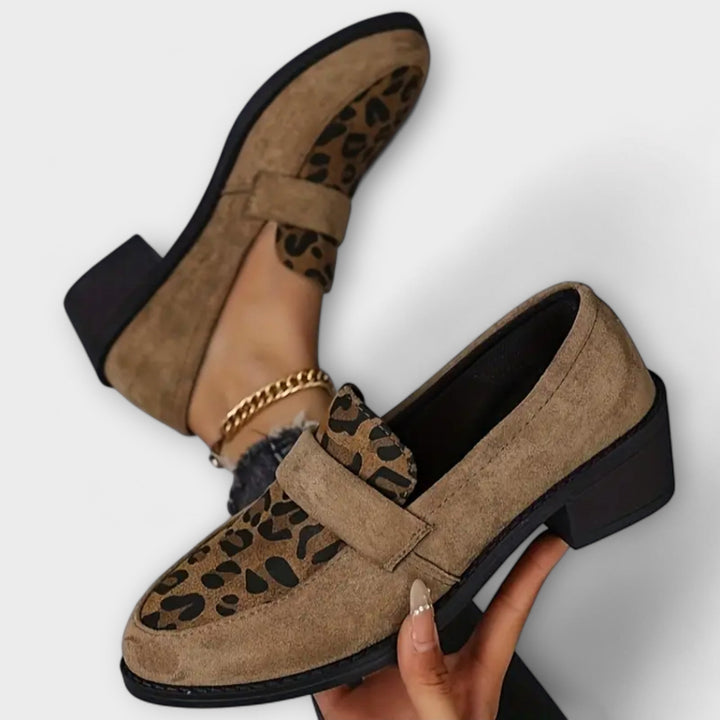 Mocassini donna leopardati con suola flessibile ultra comoda. Calzature slip-on, perfette per un look casual e alla moda.