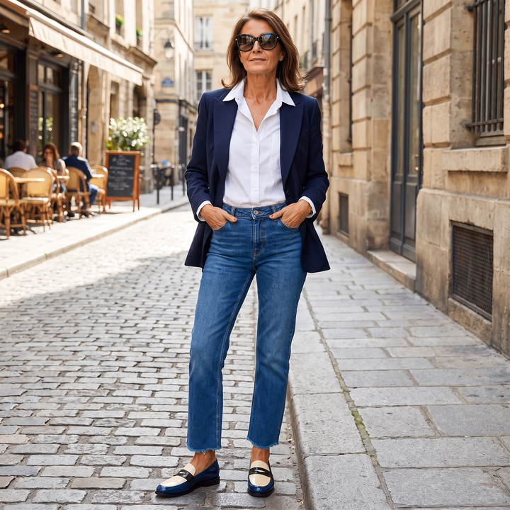 Mocassini donna blu scuro lucidi, calzature comode ed eleganti con cinturino e punta quadrata. Moda donna.