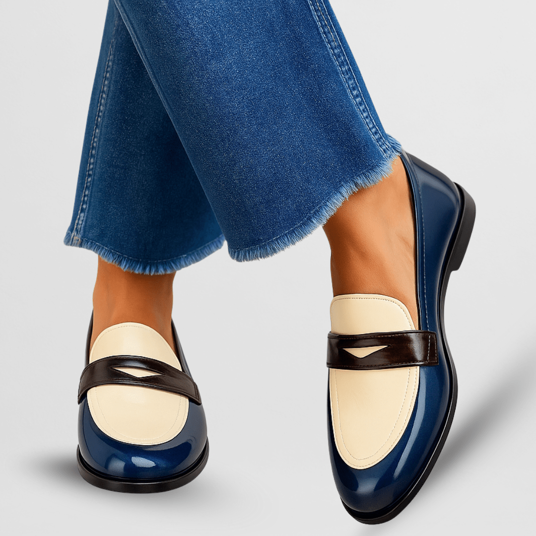 Mocassini donna lucidi blu scuro con cinturino e punta quadrata, scarpe eleganti e comode per moda donna.