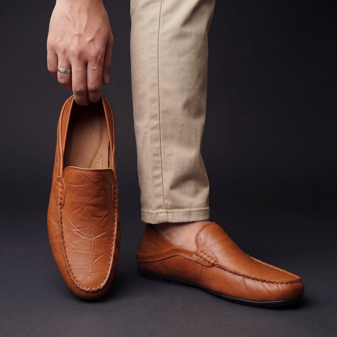 Scarpe mocassino uomo slip-on, design moderno e suola flessibile per un'eleganza casual versatile.
