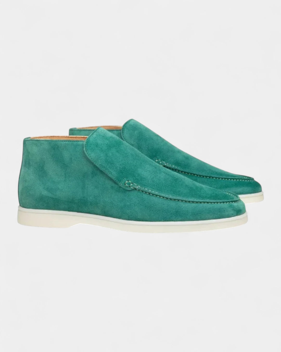 Mocassini uomo eleganti neri indossati, scarpe slip-on alte per un look sofisticato maschile.