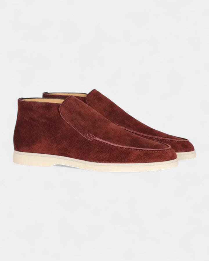 Dettaglio mocassini uomo in pelle nera lucida, scarpe slip-on elevate con suola confortevole.