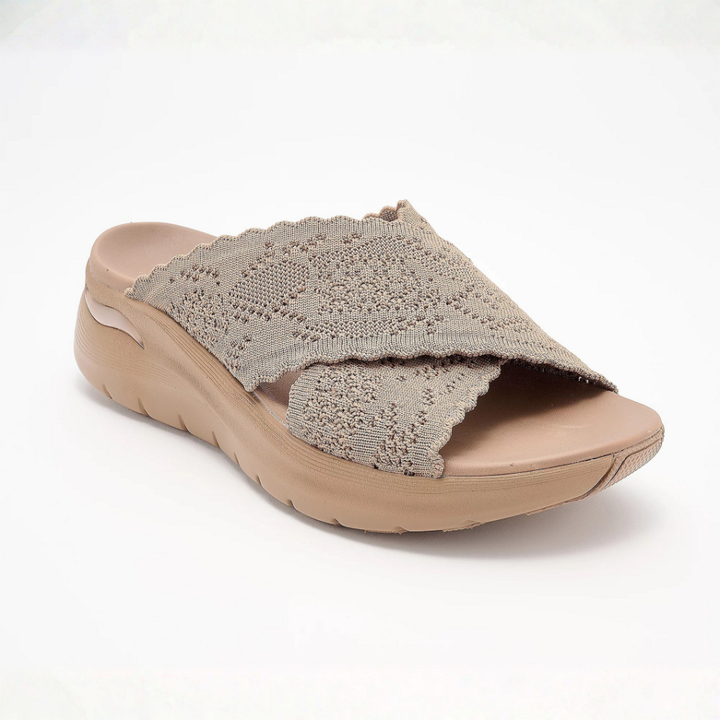 Ciabatte donna comode beige per look quotidiano estivo. Sandali casual versatili, scarpe aperte per la moda donna.