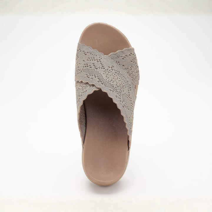 Moda donna: ciabatte comode e sandali estivi versatili. Scarpe aperte ideali per un look quotidiano senza tempo.