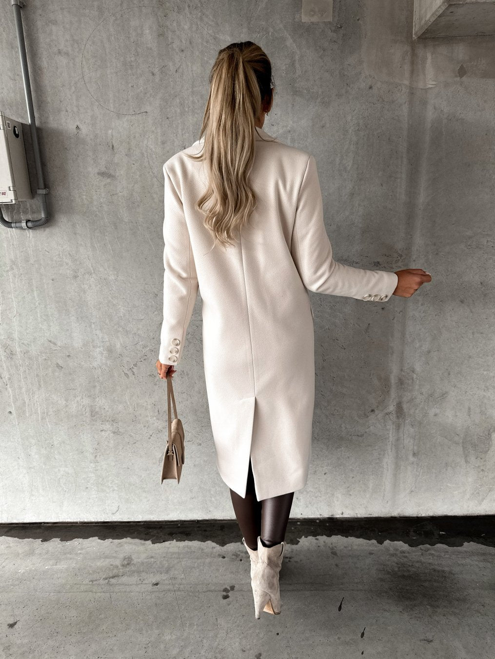 Cappotto donna invernale, lungo ed elegante. Capospalla femminile di stile classico, versatile per la moda e il comfort.
