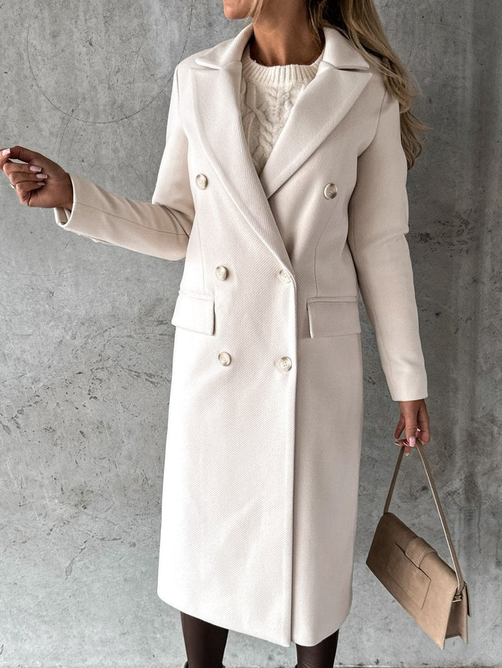 Cappotto lungo da donna versatile ed elegante per l'inverno. Abbigliamento femminile per un look casual chic o classico.