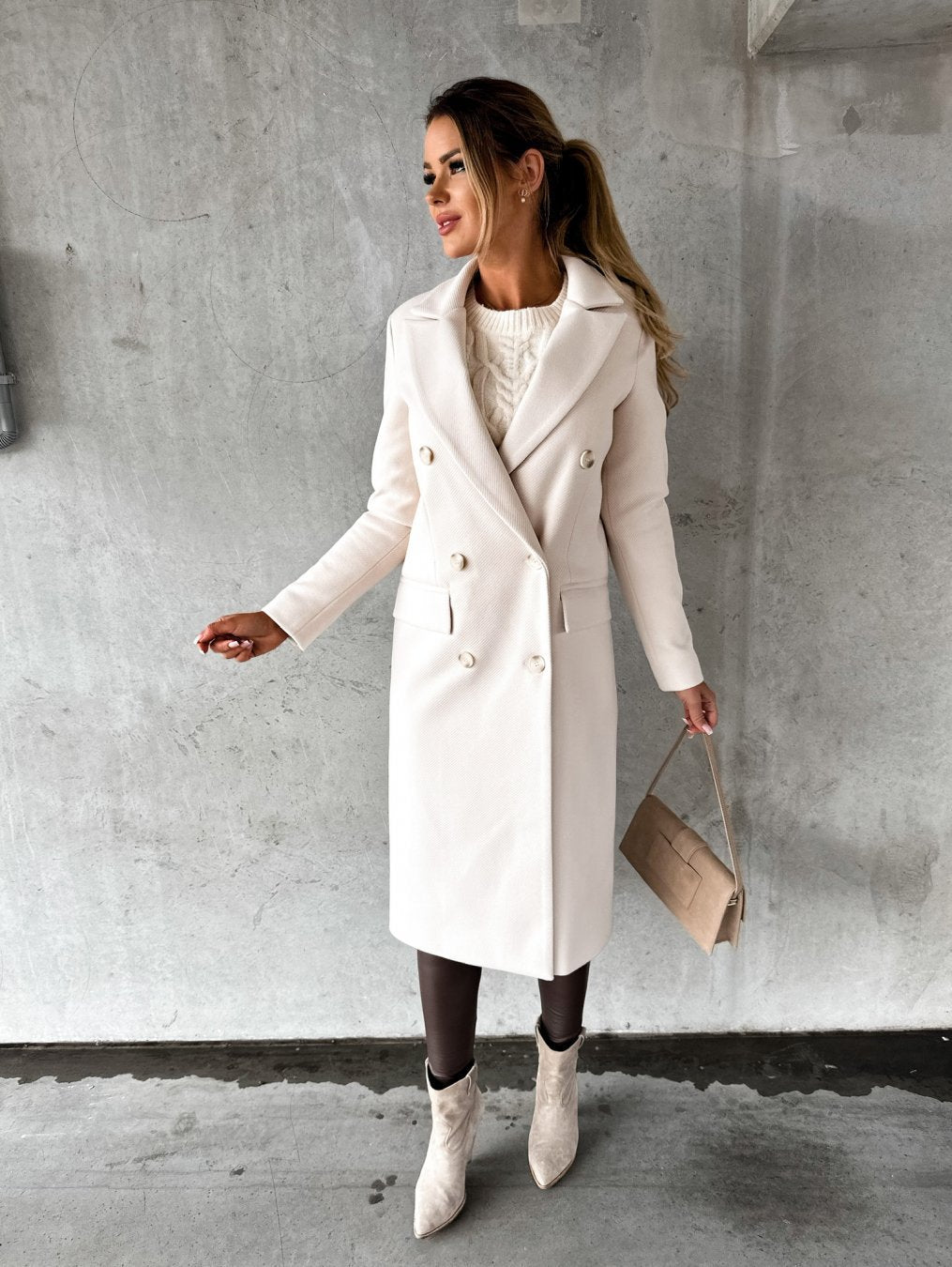 Cappotto invernale lungo da donna, elegante e confortevole. Capospalla ideale per il freddo, offre comfort termico con stile.