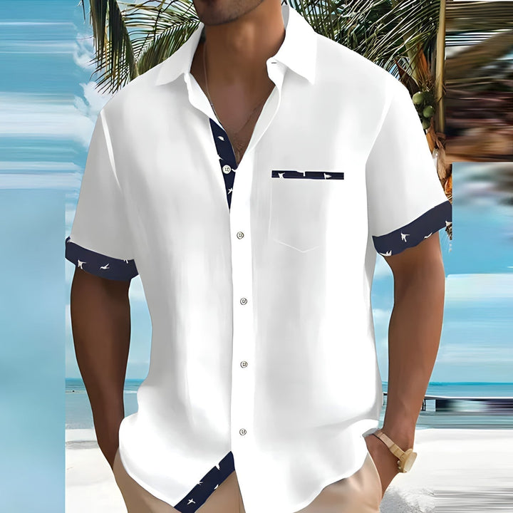 Camicia estiva da uomo a maniche corte, in tessuto leggero e traspirante. Ideale per comfort estivo e moda casual.