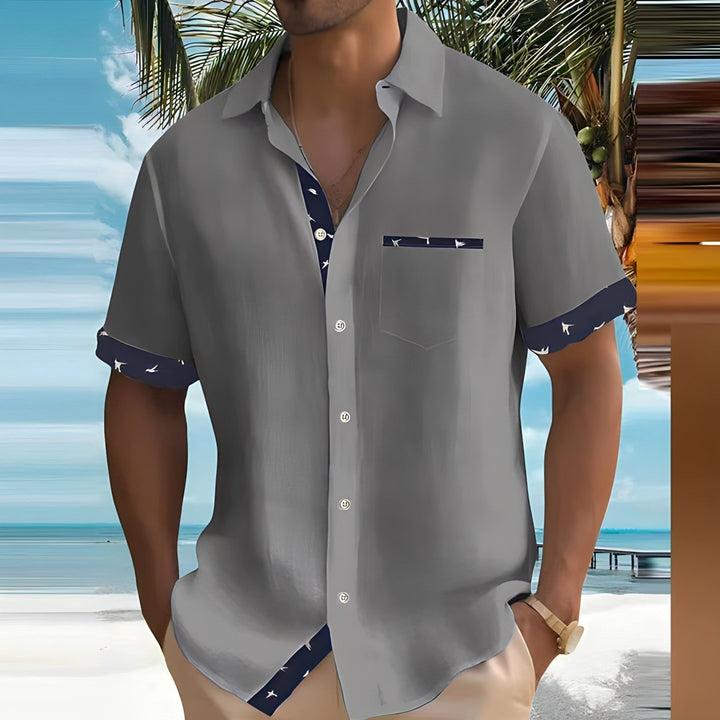 Camicia uomo a maniche corte per estate, piegata. Abbigliamento maschile leggero, confortevole e di moda casual.