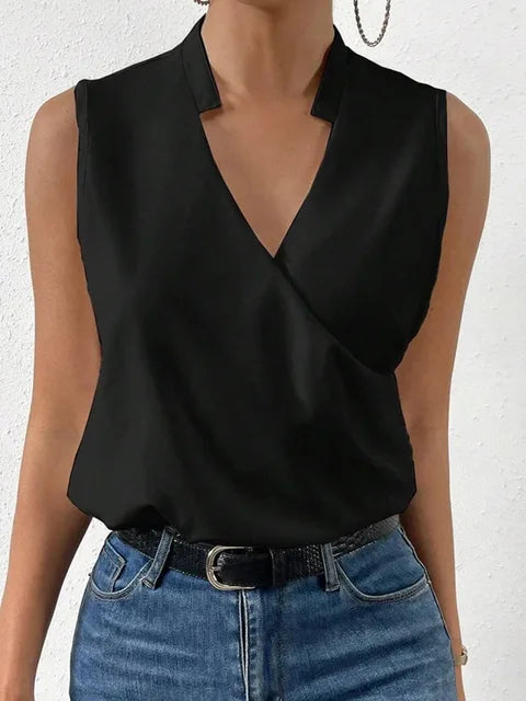 Top donna estivo morbido e versatile, con scollo a V. Essenziale per outfit casual chic e comodi tutto il giorno.