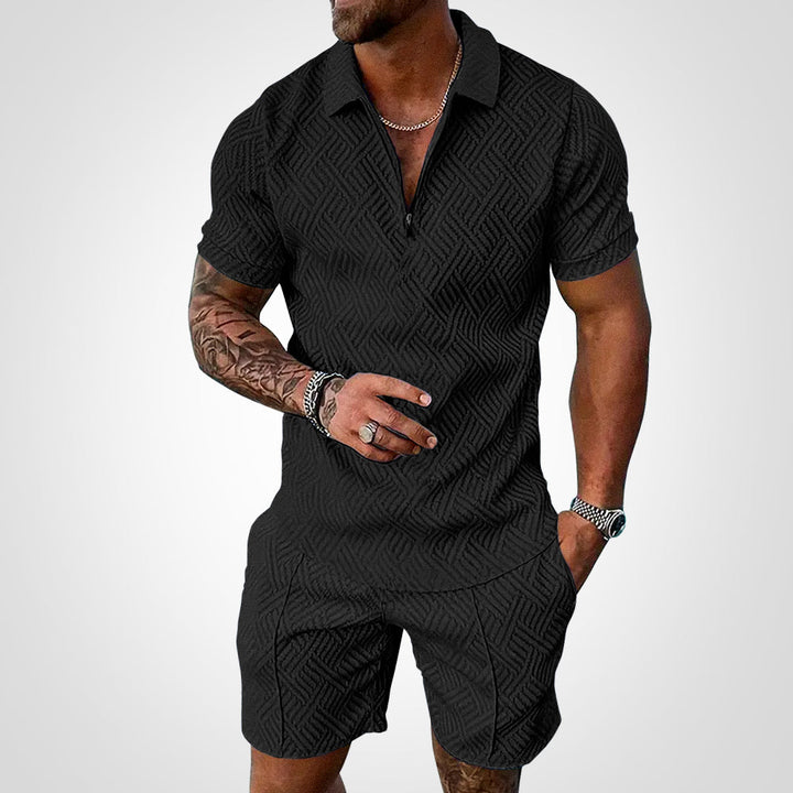 Completo estivo uomo: camicia a maniche corte e pantaloncini. Outfit casual e alla moda per l'estate.